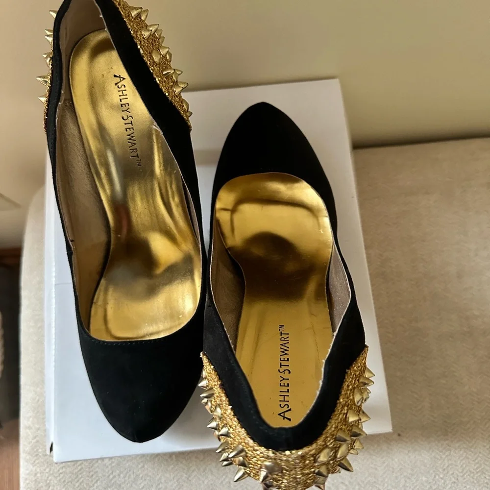 Elegant Black and Gold Studded Heels - Picture 3 of 6